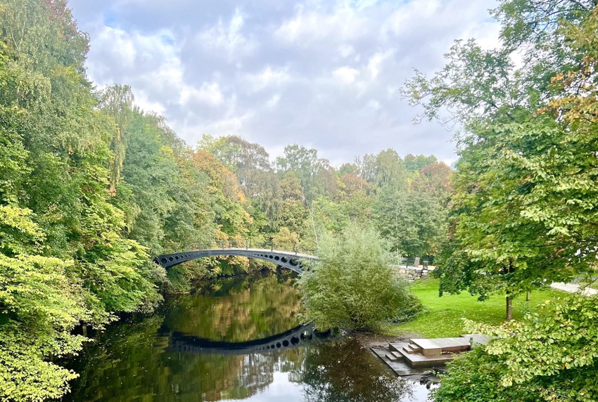 Flere benker langs Sandvikselva!